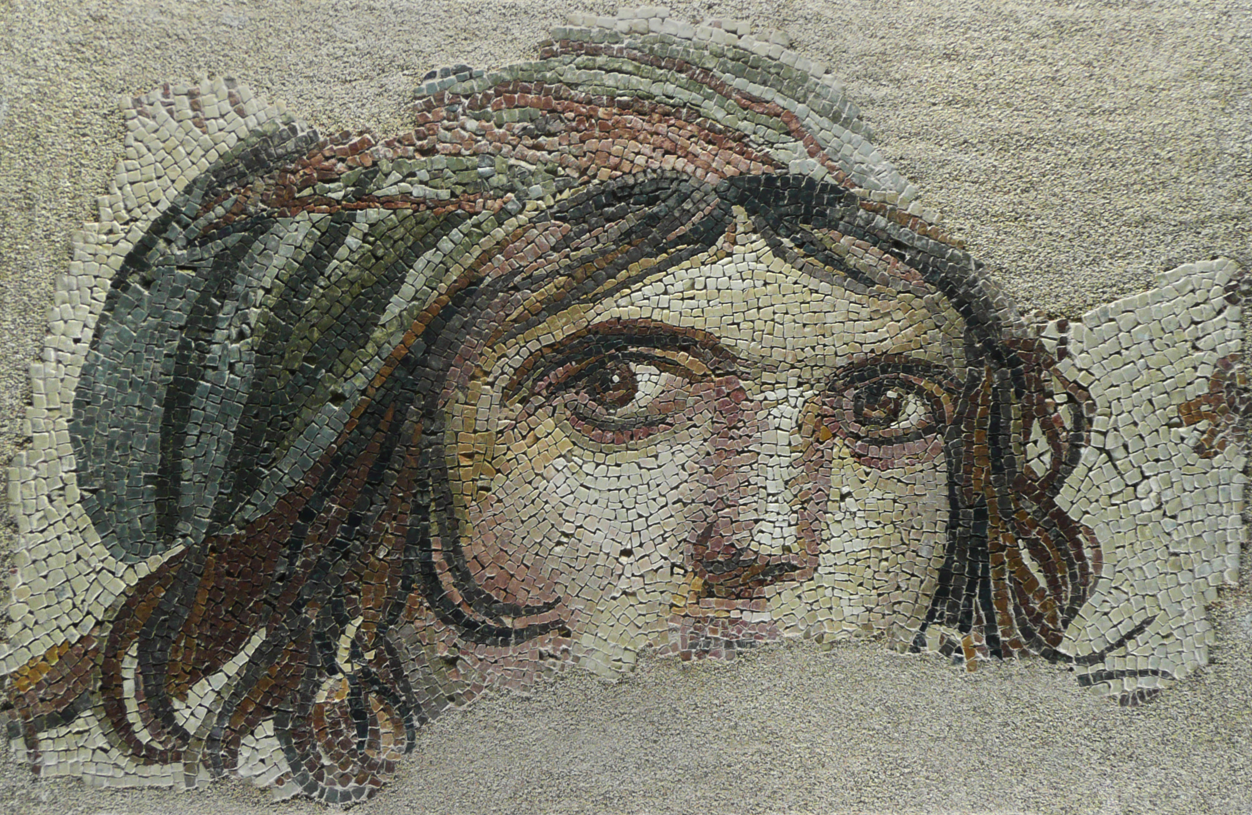Zeugma mozaiklerinden Çingene Kızı portresi
